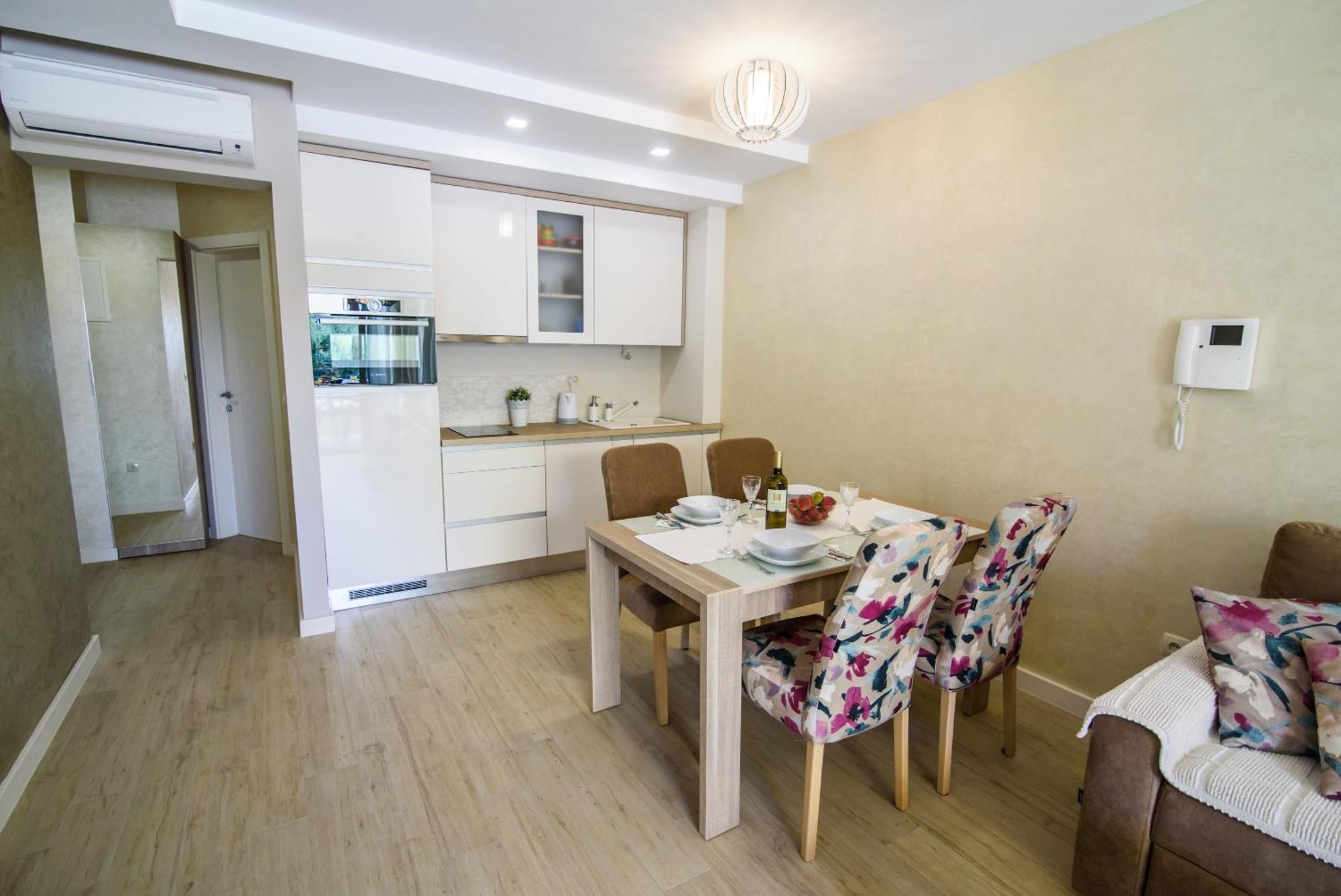 Apartments Leone Lukas Промайна Стая снимка