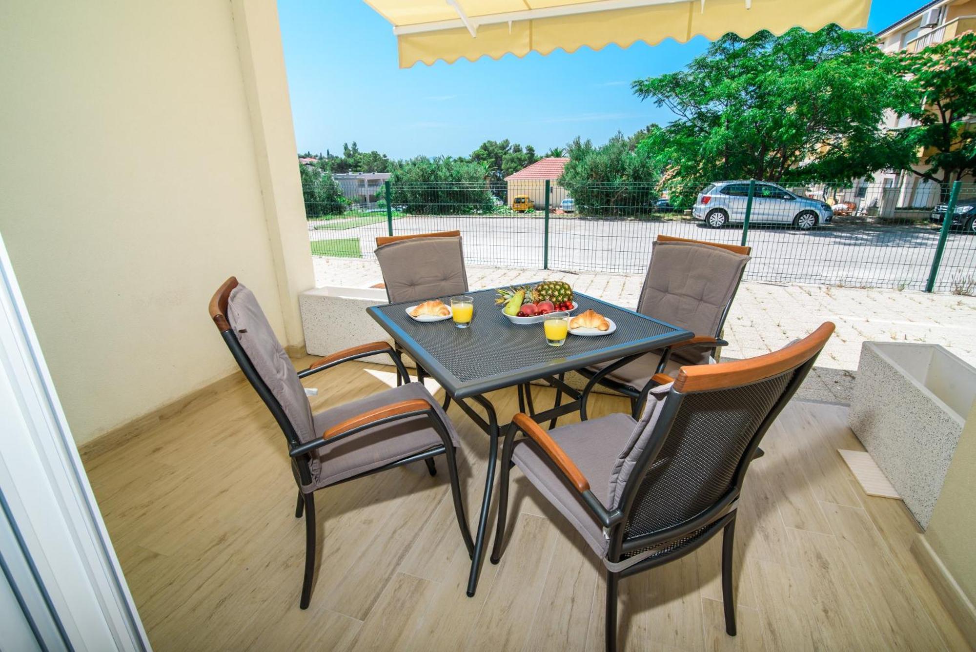 Apartments Leone Lukas Промайна Стая снимка