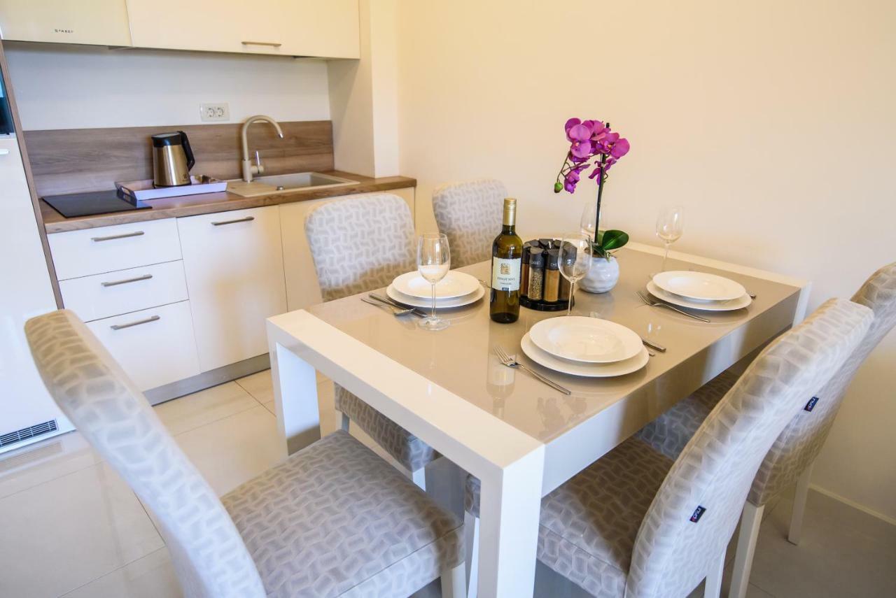 Apartments Leone Lukas Промайна Екстериор снимка